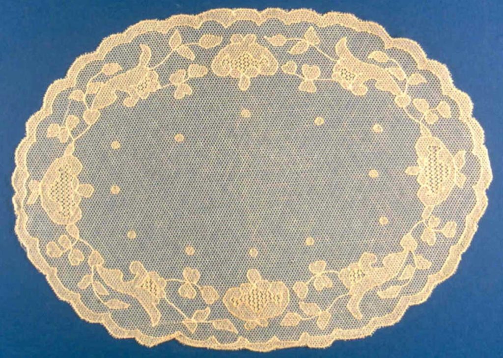 Lace table mat