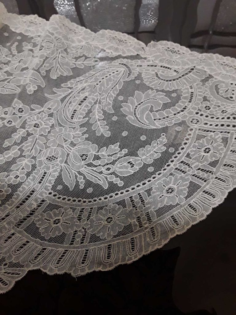 Triangular lace shawl